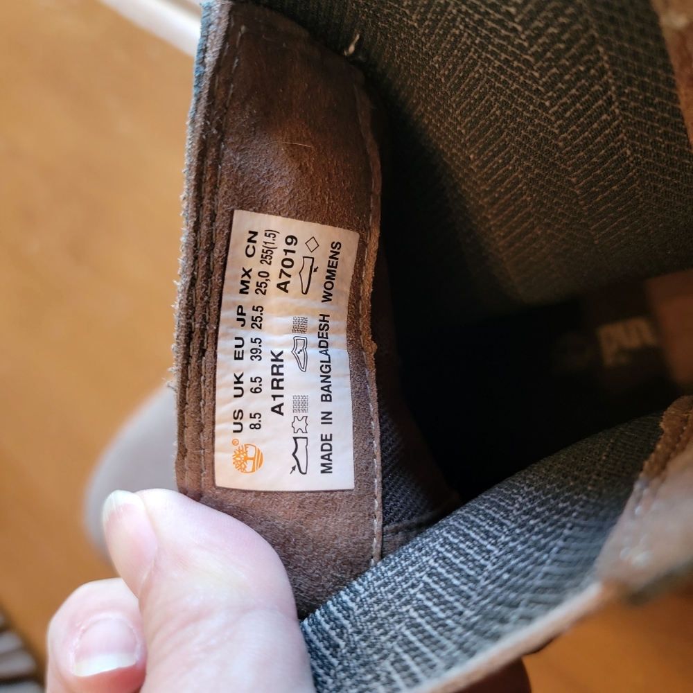 Timberland Women's Courmayeur Valley Chelsea Boot in taupe nubuck leather - Picture 3 of 11